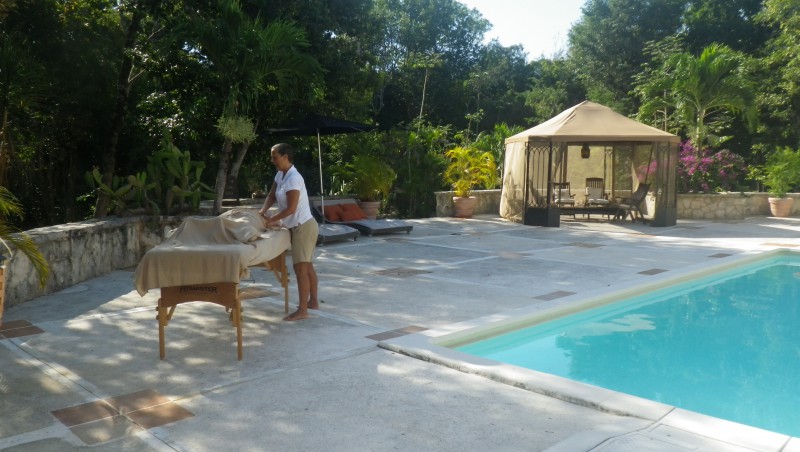Massage poolside Villa
